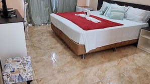 A hotel room with a bed, a desk, a chair, and a painting on the wall. - Hotel Dama Business Center (São Gonçalo do Amarante)