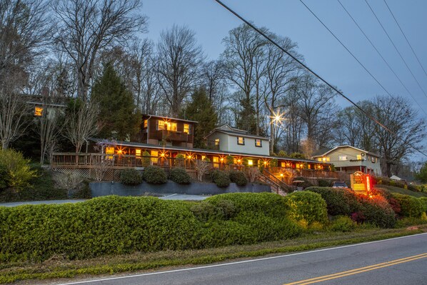 Vista frontal de la propiedad por la tarde o noche