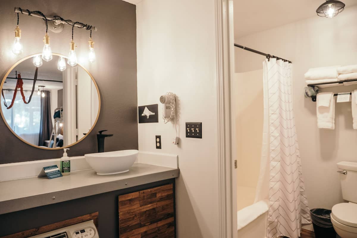 combined shower/bathtub, free toiletries, towels