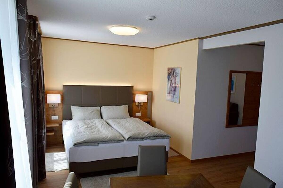 Suite (Emmental) | In-room safe, desk, soundproofing, cribs (surcharge)