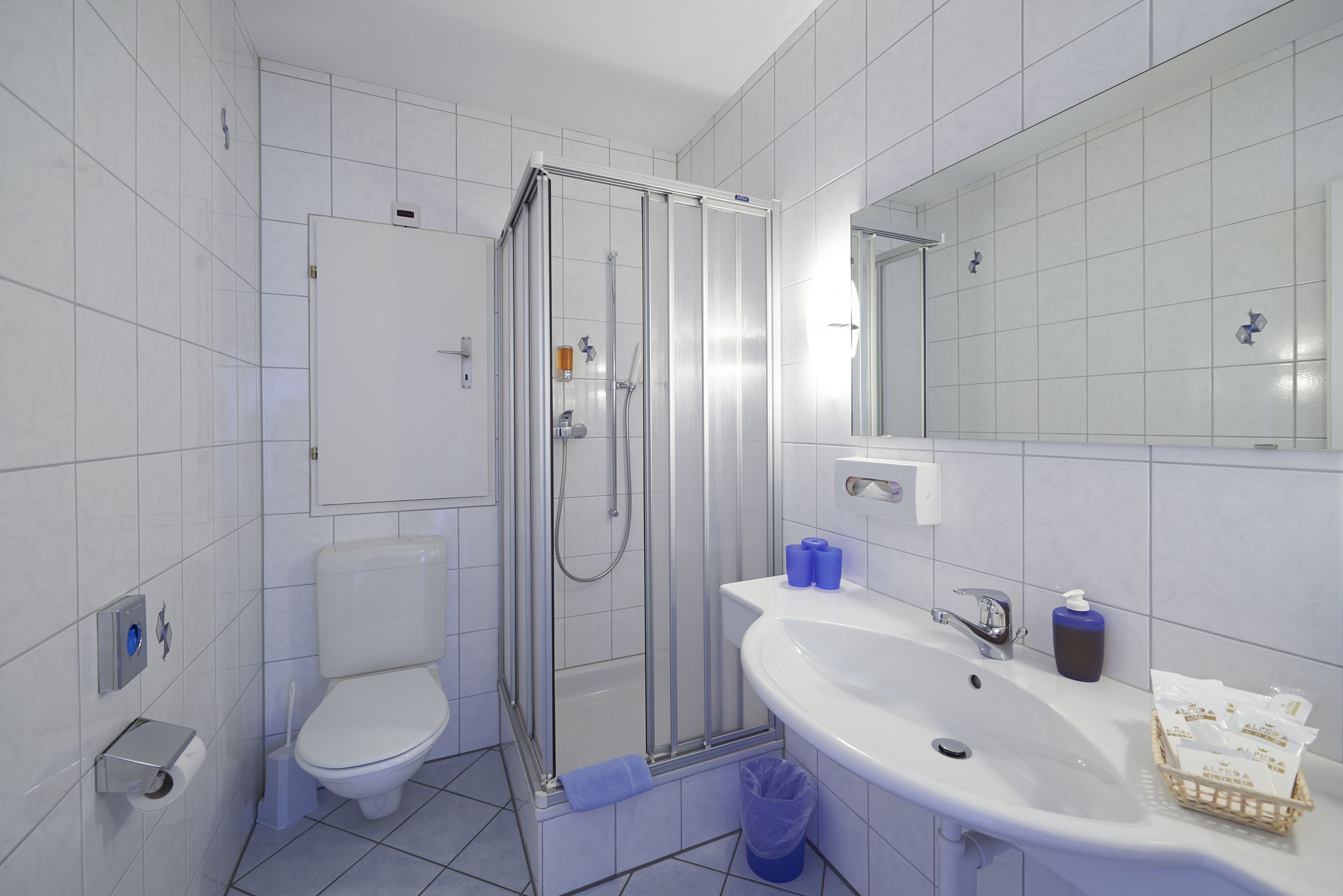 free toiletries, towels