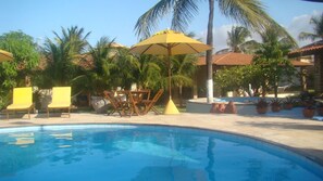 สระว่ายน้ำกลางแจ้ง