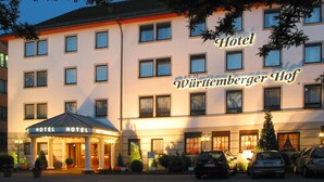 A hotel with a sign reading "Hotel Württemberger Hof" and a covered entrance. - Hotel Württemberger Hof (Reutlingen)
