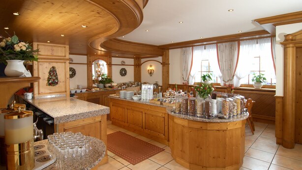 A spacious kitchen with granite countertops, wooden cabinetry, and a central island. - Hotel Württemberger Hof (Reutlingen)