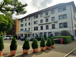 Parking sans voiturier (8.00 EUR par jour)