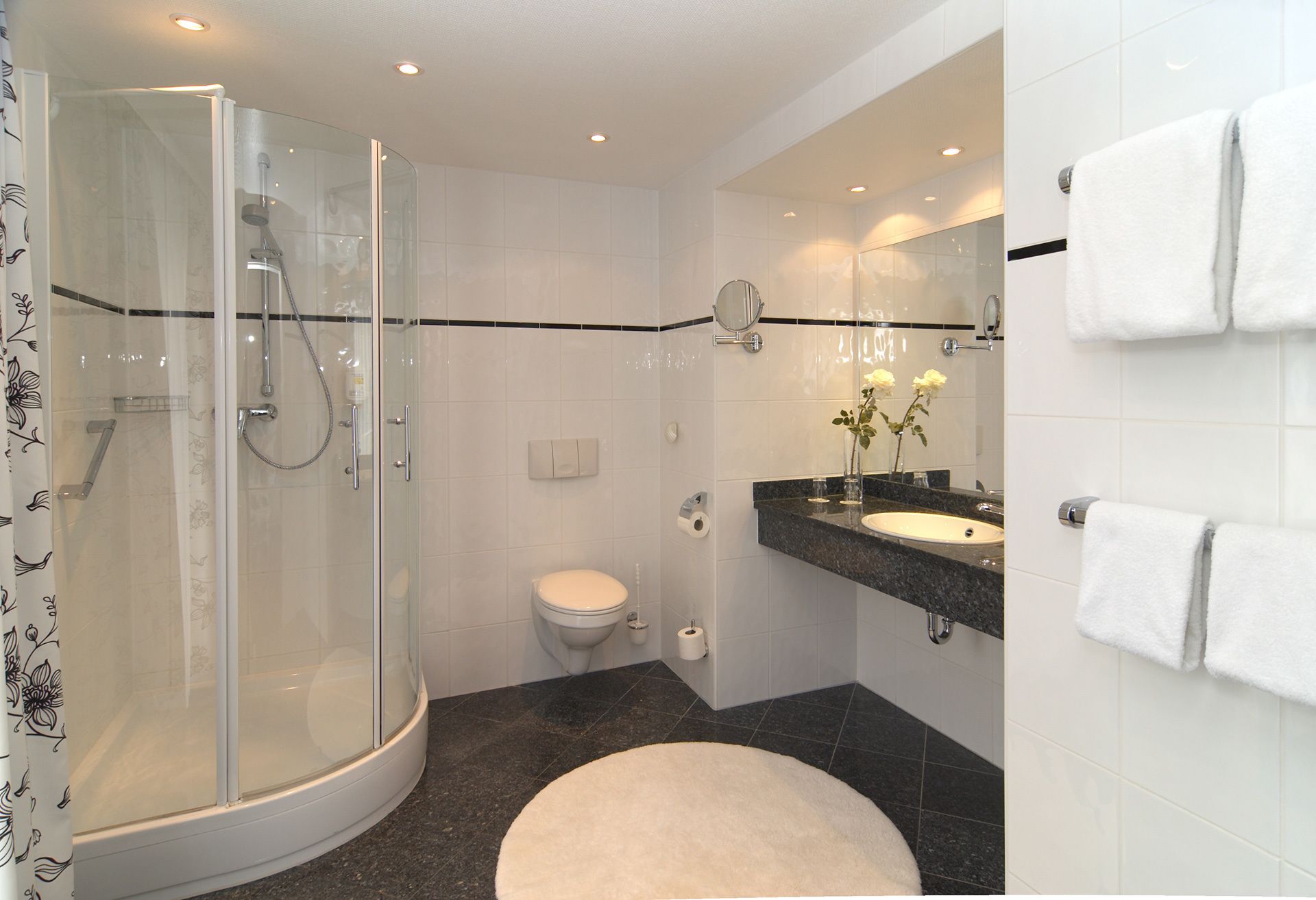 standard double room | bathroom | shower, free toiletries, hair dryer, towels