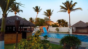 Outdoor pool, pool loungers - Pousada Brasil Cumbuco (Caucaia)