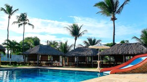 Outdoor pool, sun loungers - Pousada Brasil Cumbuco (Caucaia)