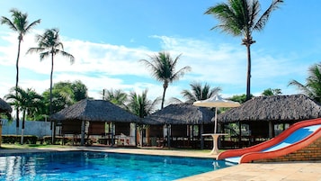 Piscina externa, espreguiçadeiras