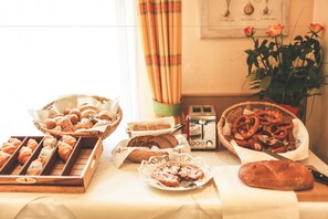 Tägliches Frühstücksbuffet (9 EUR pro Person)