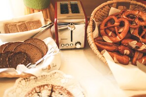 Tägliches Frühstücksbuffet (9 EUR pro Person)
