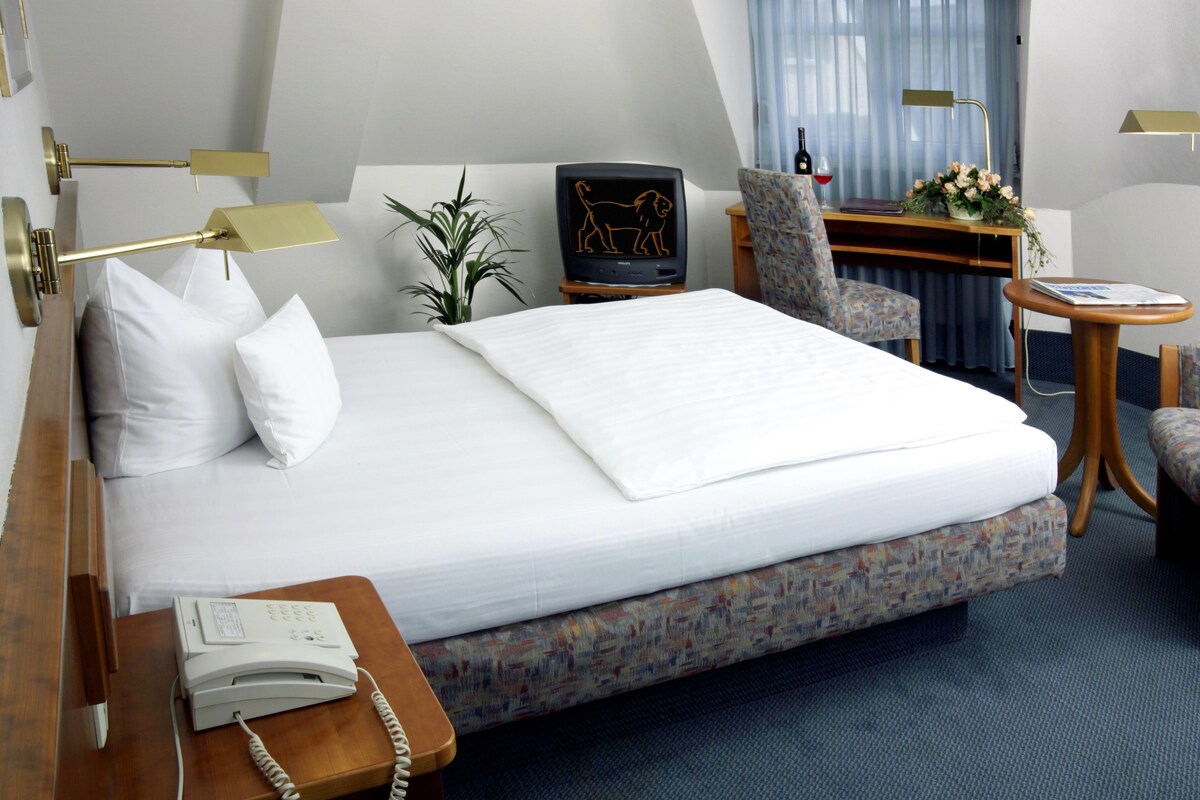 Eenpersoonskamer | Een minibar, een bureau, gratis wifi, beddengoed