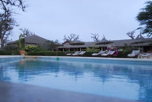 Outdoor pool, sun loungers - Baobab Soleil (Nguekhokhe)