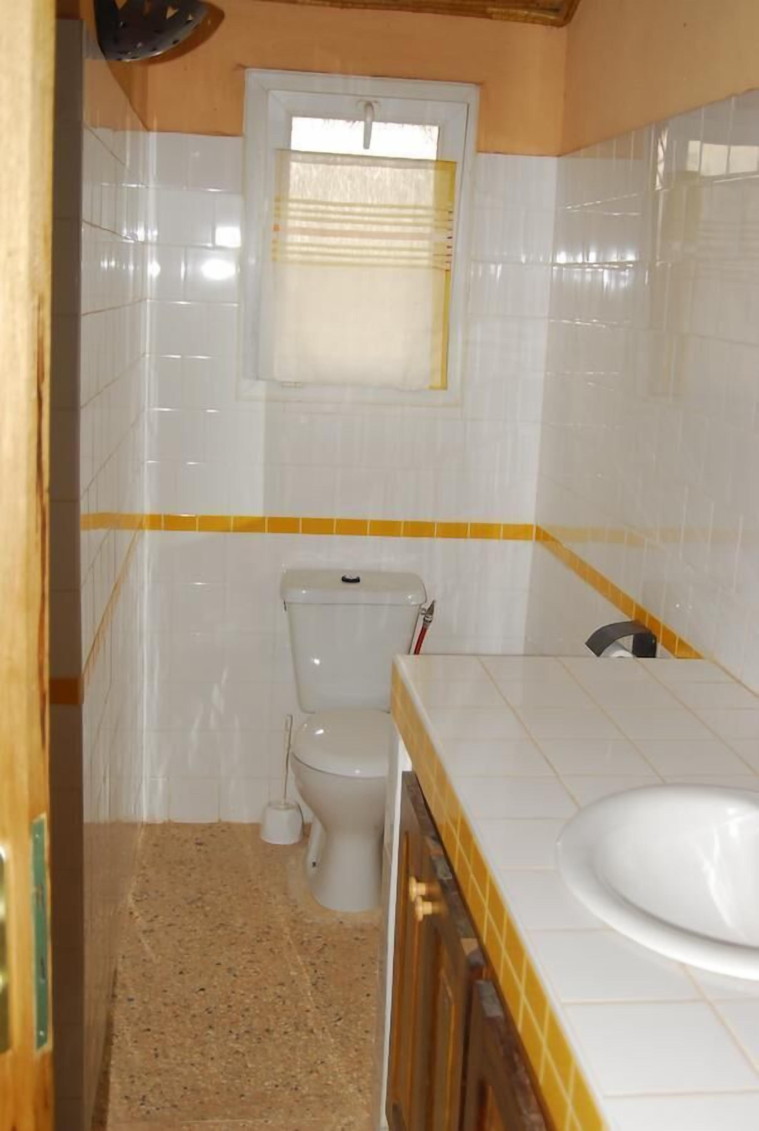 standard quadruple room | bathroom | shower, towels