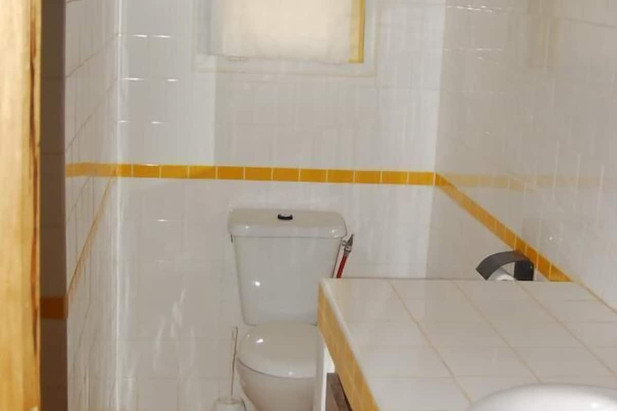 standard quadruple room | bathroom | shower, towels