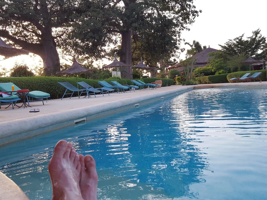 Een buitenzwembad, ligstoelen bij het zwembad