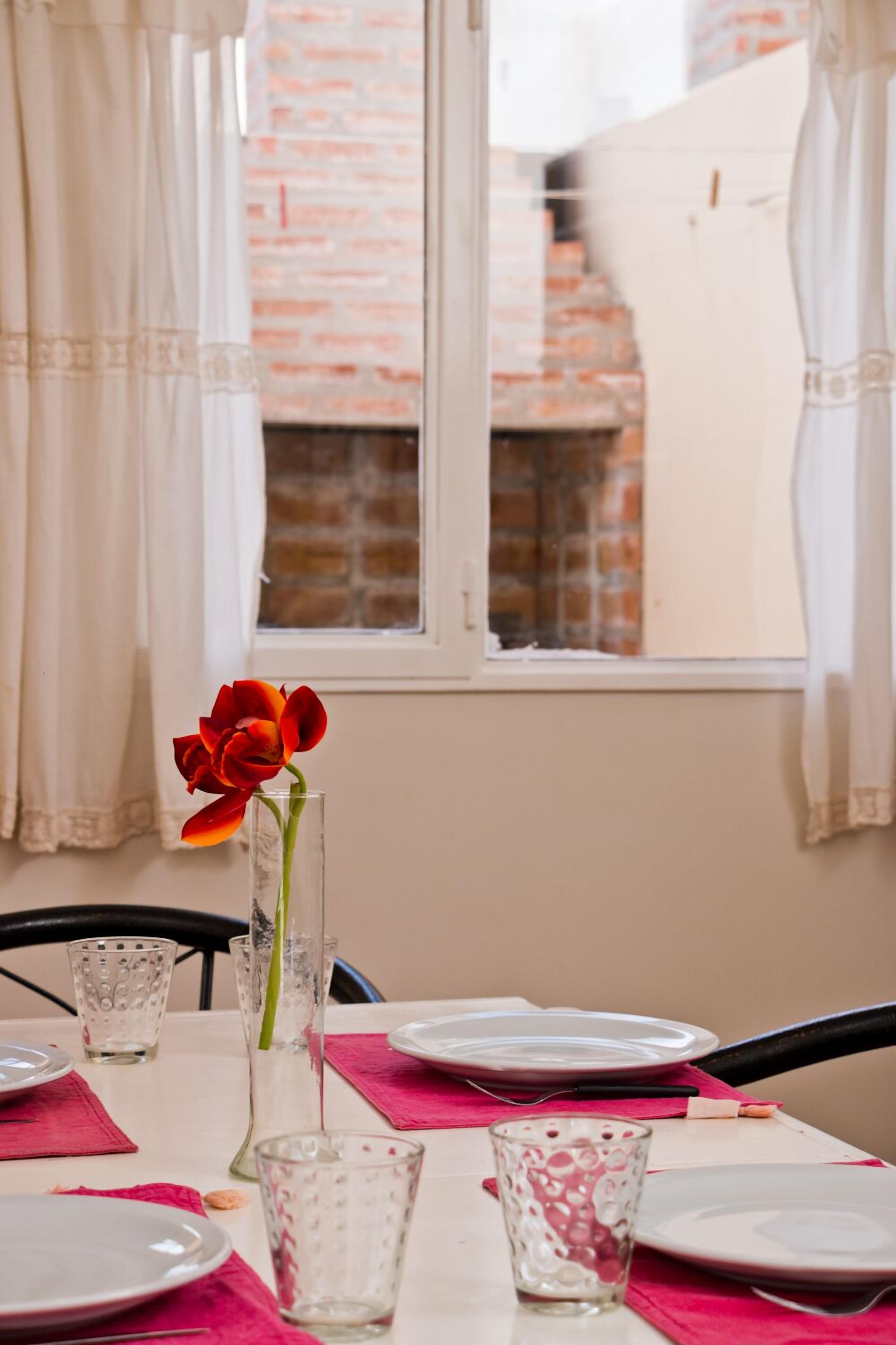 1 habitación, sistema de insonorización y tabla de planchar con plancha 