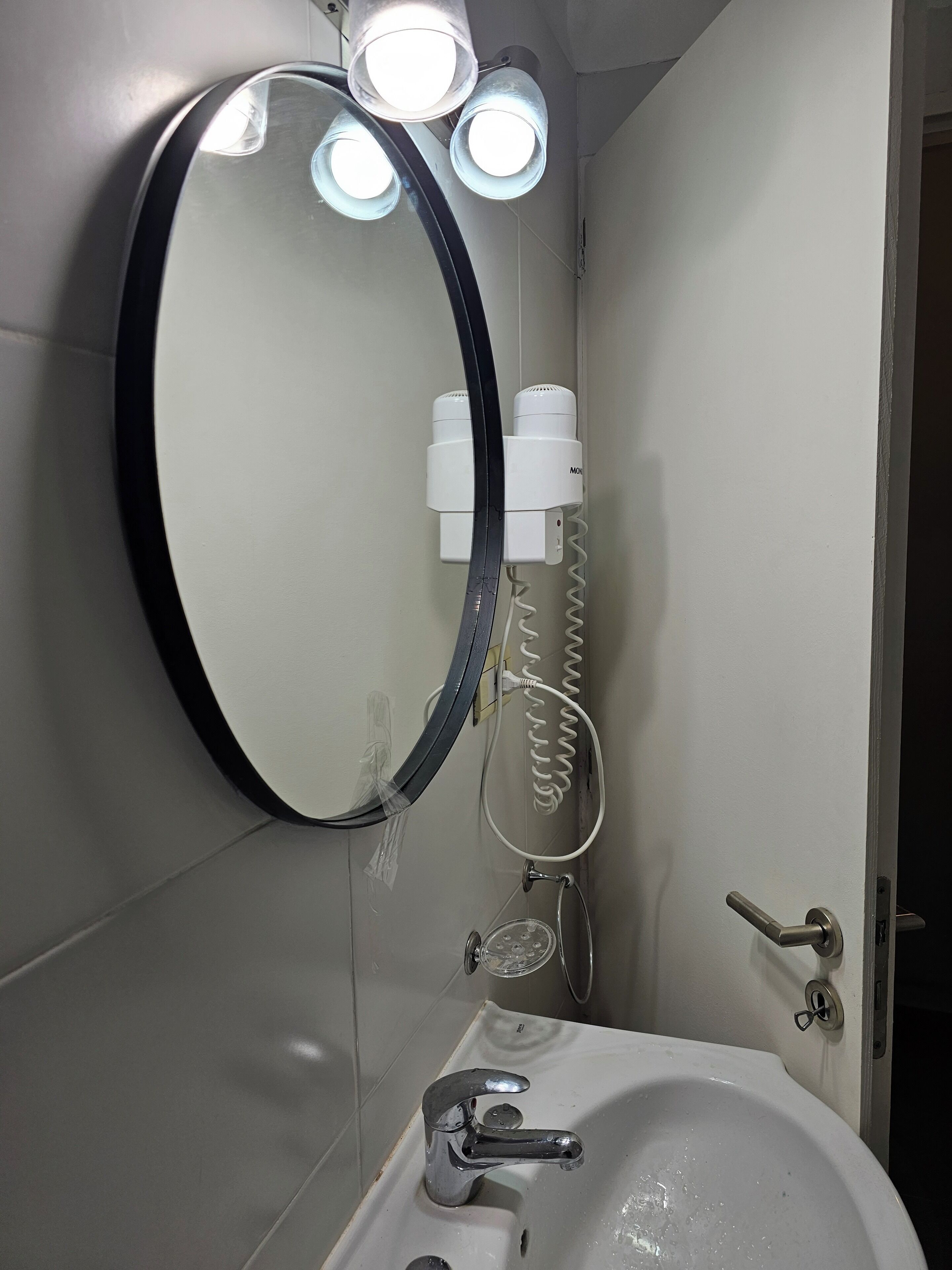 Apartment | Badezimmer | Duschwanne, Komfortbadewanne, kostenlose Toilettenartikel, Haartrockner
