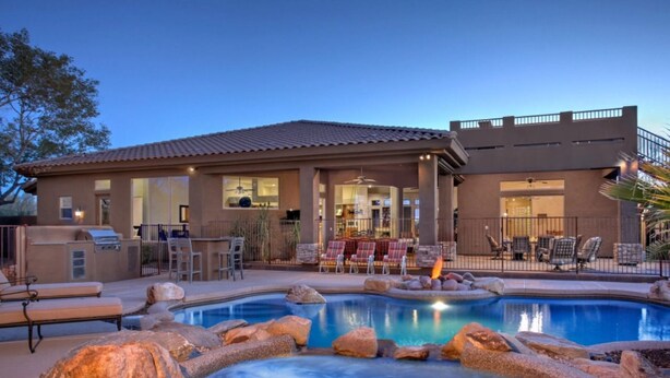 A modern house with a swimming pool, outdoor seating, and a patio area. - Vista Bonita (Scottsdale)