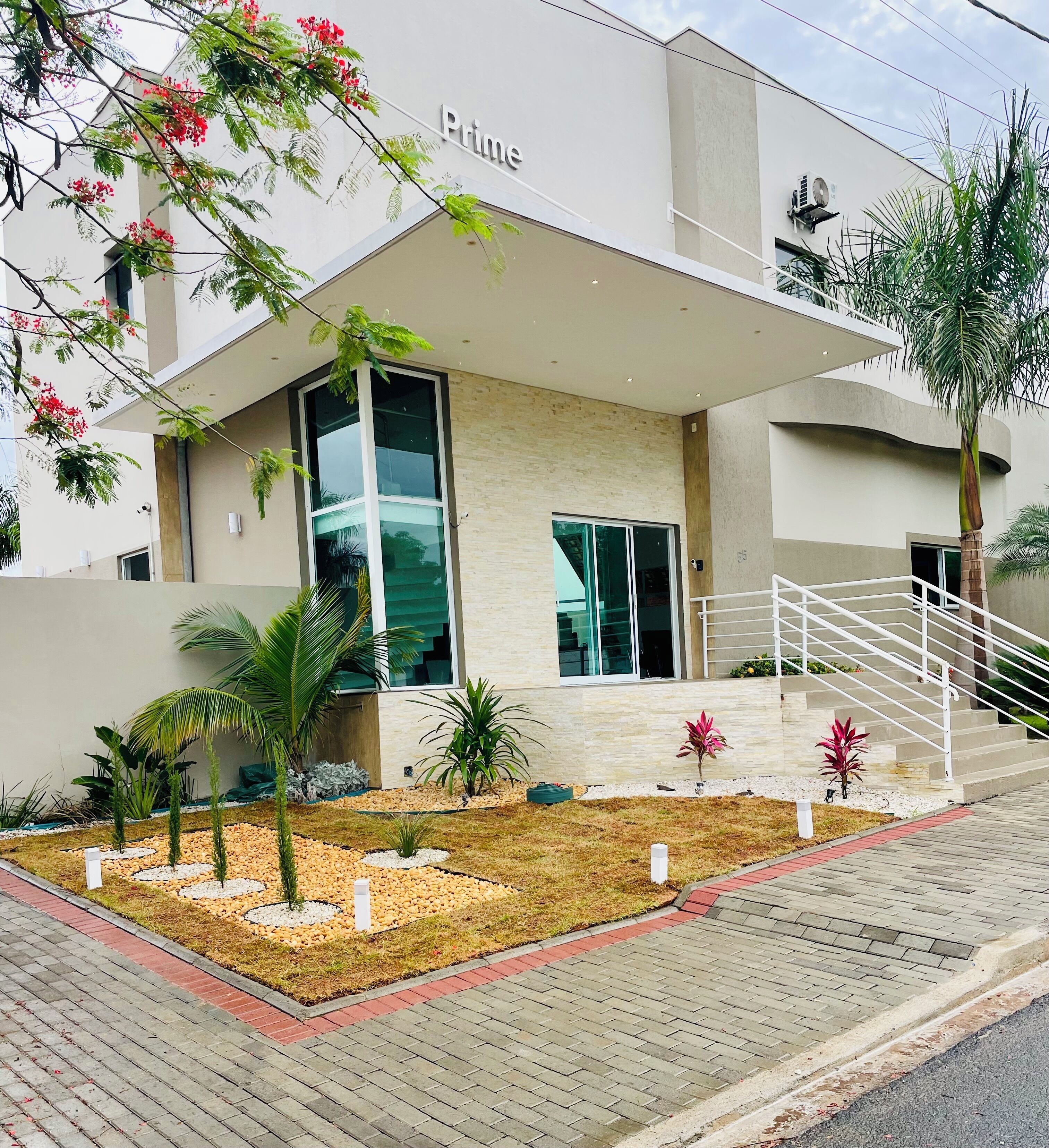 Vista frontal de la propiedad