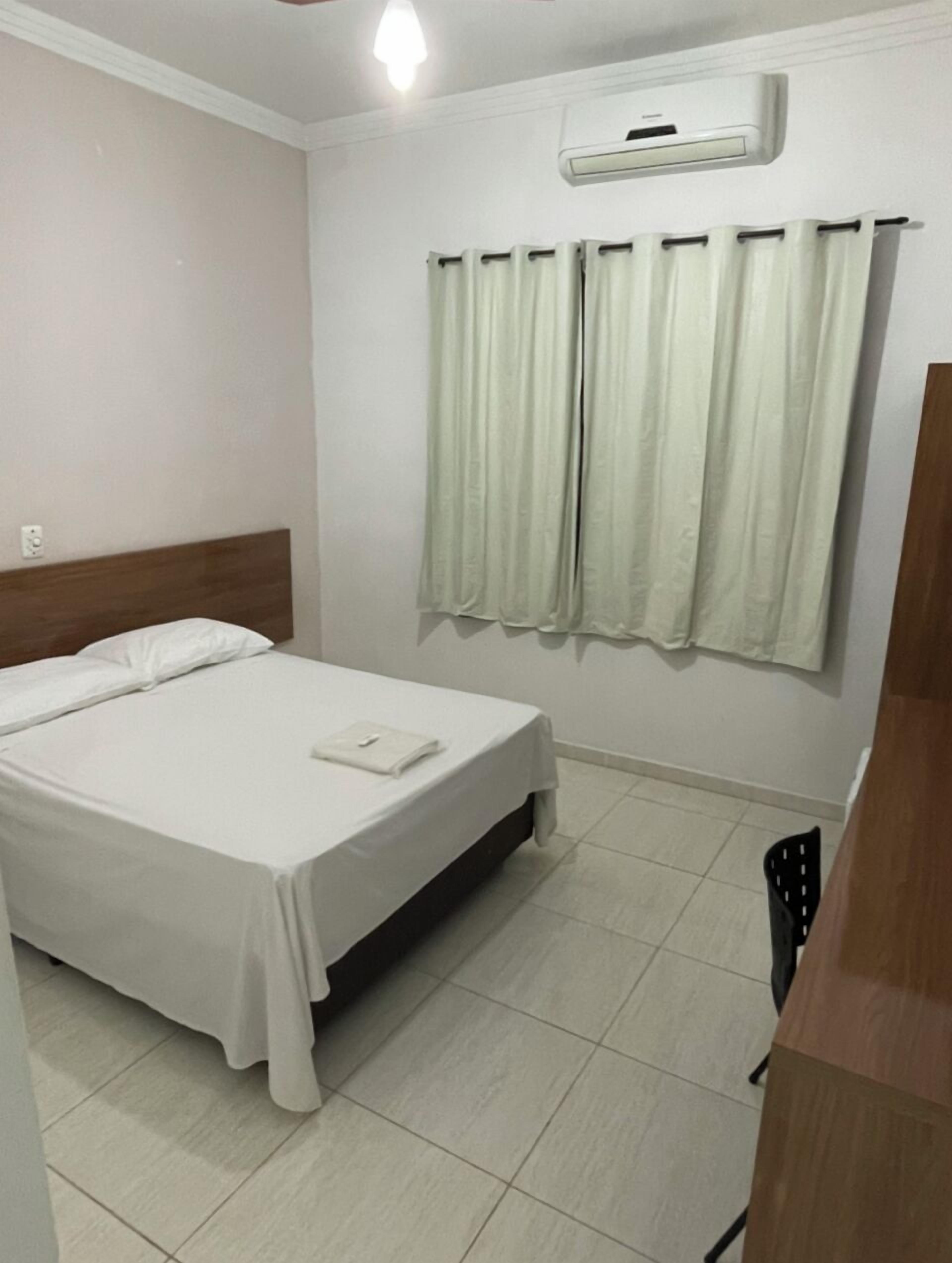 Minibar, escritorio, tabla de planchar con plancha y wifi gratis 