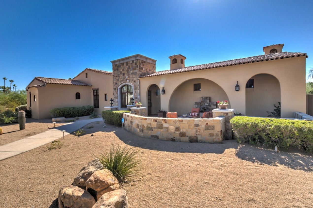 Vista frontal de la propiedad