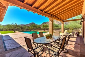 Outdoor pool - La Casa Que Canta (Phoenix)