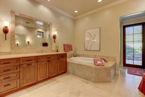 House, 6 Bedrooms, Private Pool, Mountain View | Bathroom | Separate tub and shower, free toiletries, towels - La Casa Que Canta (Phoenix)