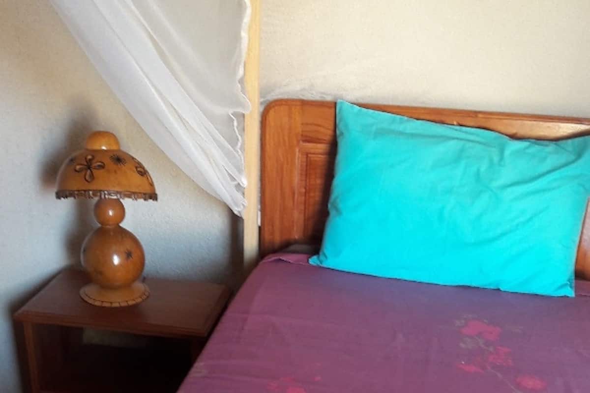 Twin Room | Desk, WiFi (free), bed sheets