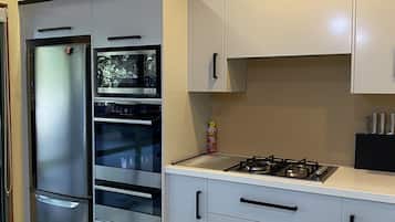 Full-size fridge, microwave, oven, stovetop