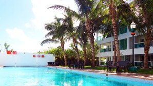 Outdoor pool, open 7:00 AM to midnight, free cabanas, sun loungers - Sunny apartment at the beach with pool (Punta Cana)