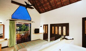 Bungalow Balcony | Minibar, coffres-forts dans les chambres, fer et planche à repasser