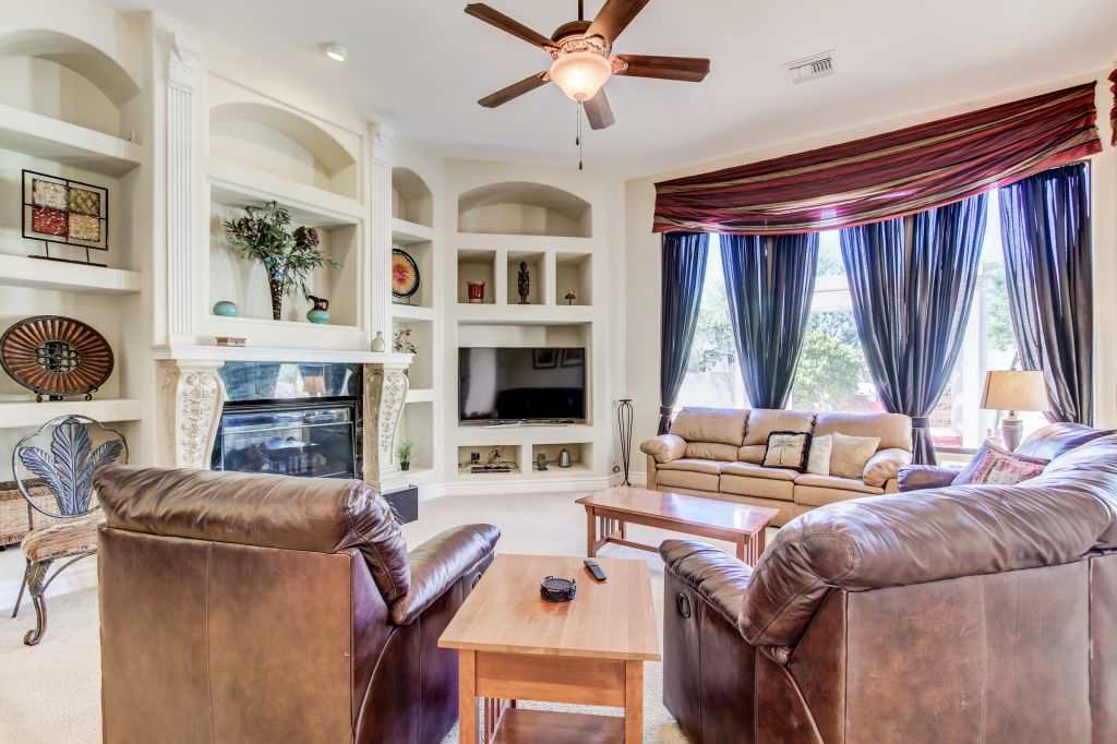 Casa, 6 habitaciones | Sala de estar | Televisión de pantalla plana y chimenea 