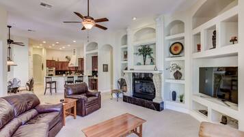 House, 6 Bedrooms | Living area