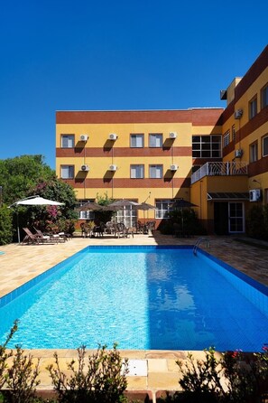 Outdoor pool, pool umbrellas, sun loungers - Itapetinga Hotel (Atibaia)