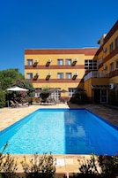 Piscina externa, guarda-sóis, espreguiçadeiras