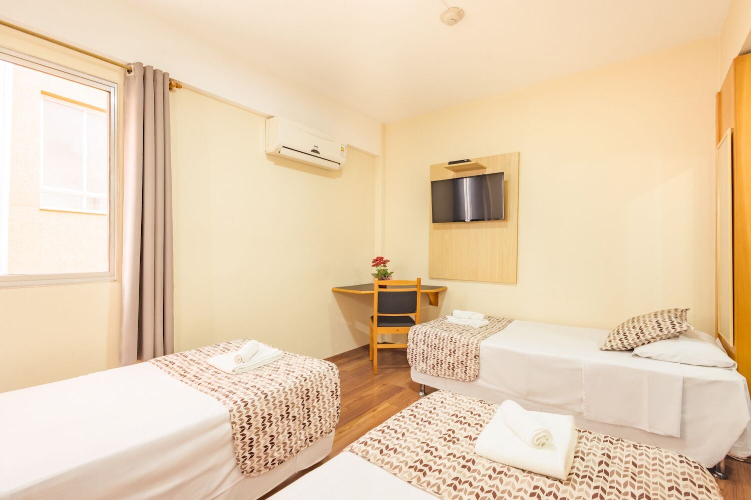 standard triple room | minibar, desk, free wifi, bed sheets