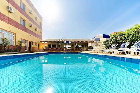 Piscina externa, guarda-sóis, espreguiçadeiras