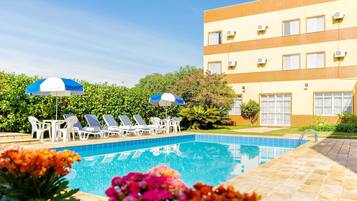 Piscine extérieure, parasols de plage, chaises longues
