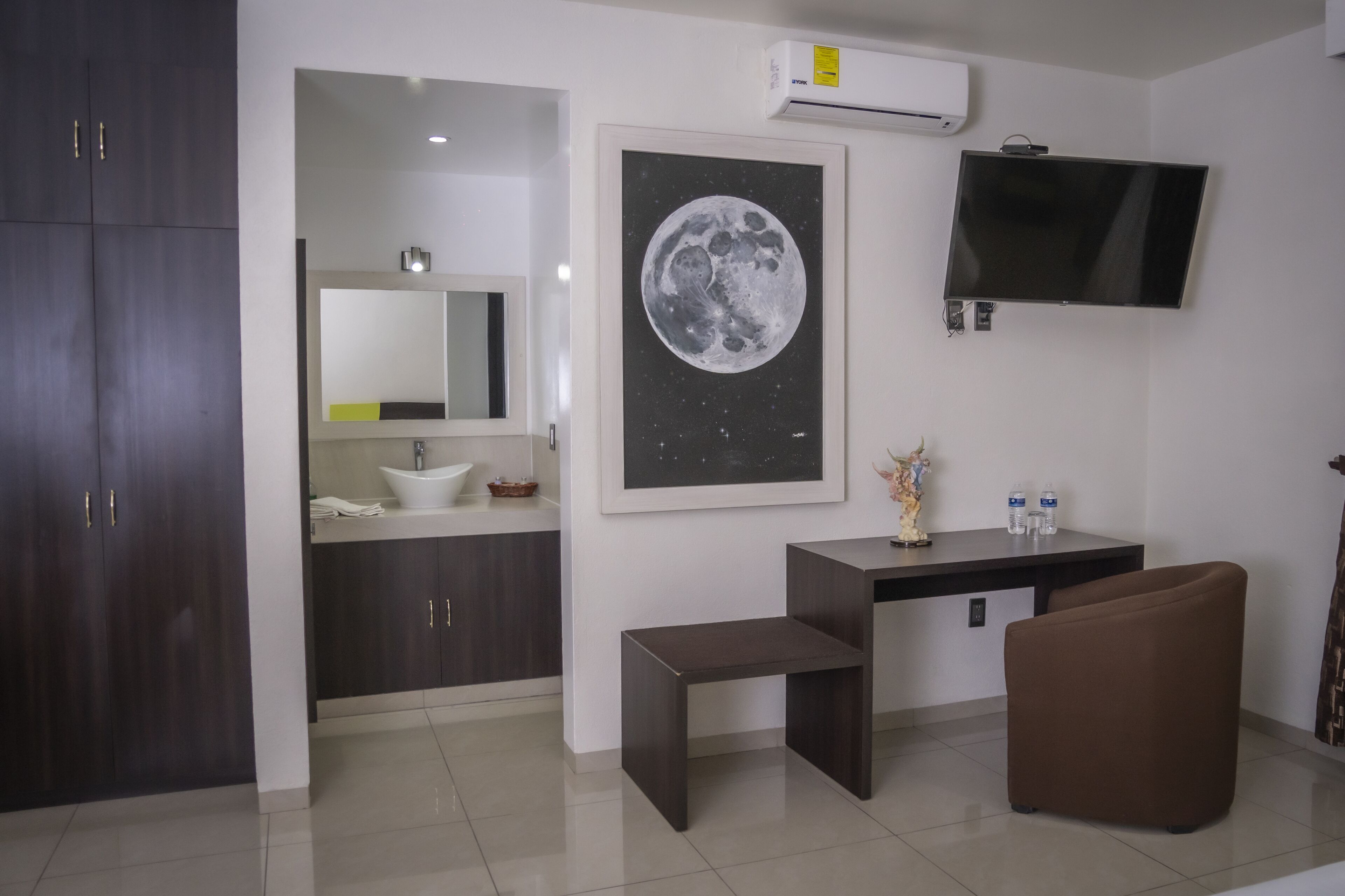 standard room, 1 king bed | bathroom | shower, free toiletries, hair dryer, towels