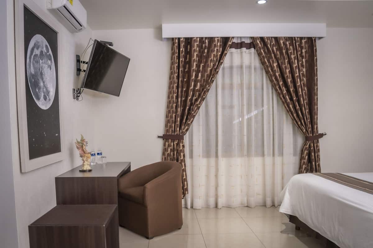 Standard Room, 1 Katil Raja (King) | Peti besi dalam bilik, meja, seterika/papan seterika, Wi-fi percuma