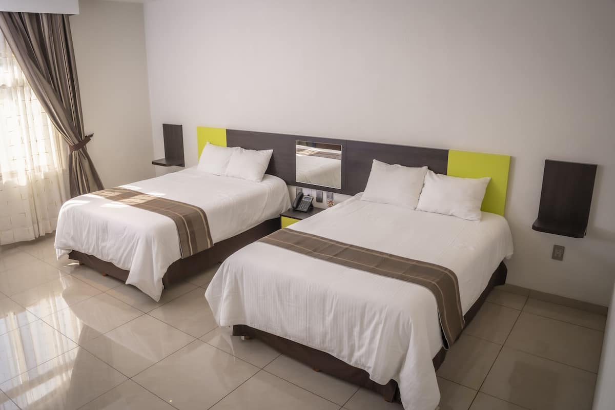 Double Room | Peti besi dalam bilik, meja, seterika/papan seterika, Wi-fi percuma