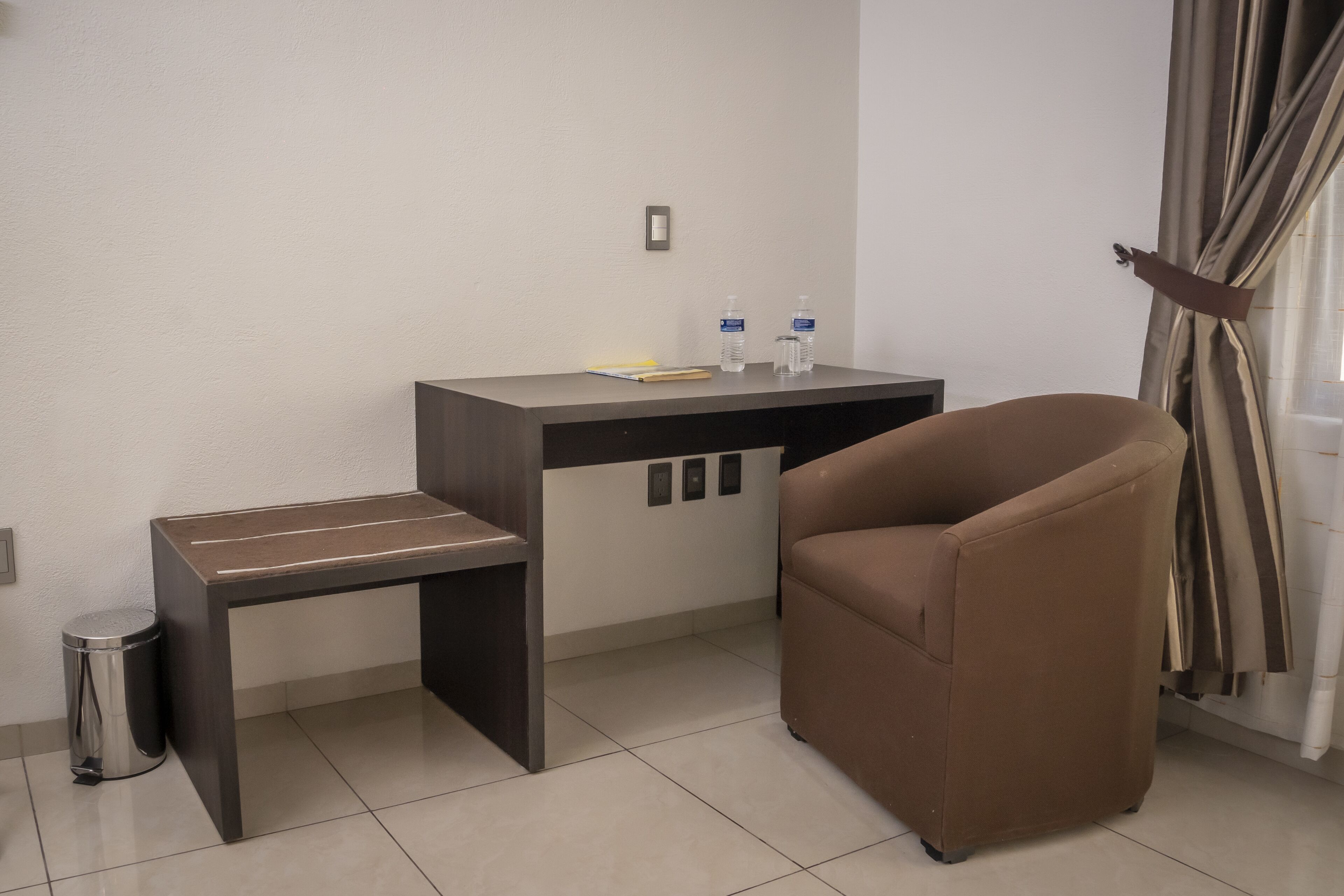 double room | 1 bedroom, in-room safe, desk, iron/ironing board