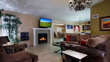 Casa, 4 habitaciones, alberca privada | Sala de estar