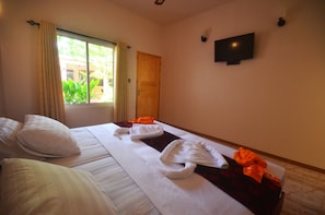 Phòng Deluxe (Open Bathroom) | Bộ đồ giường cao cấp, minibar, két bảo mật tại phòng, bàn