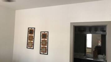 Departamento estándar, 2 habitaciones, cocina, vista a la alberca | Baño | Tina con regadera y toallas