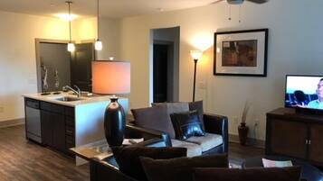 Departamento estándar, 2 habitaciones, cocina, vista a la alberca | Área de sala de estar | Televisión de pantalla plana y reproductor de DVD