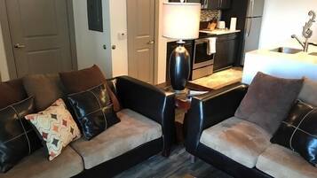 Departamento estándar, 2 habitaciones, cocina, vista a la alberca | Sala de estar | Televisión de pantalla plana y reproductor de DVD