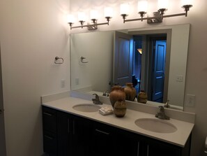 Standard Apartment, 2 Bedrooms, Kitchen, Pool View | Bathroom