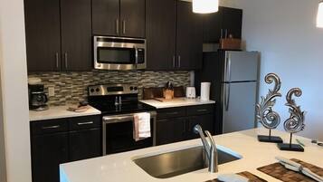 Departamento estándar, 2 habitaciones, cocina, vista a la alberca | Cocina privada | Refrigerador, microondas, horno y parrilla de estufa